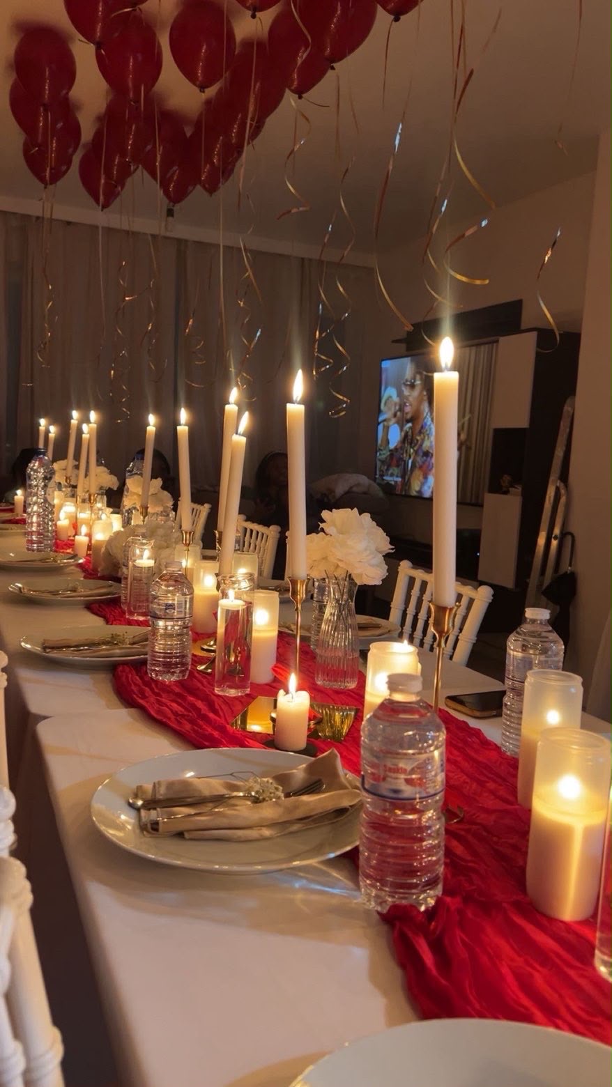 Table bordeaux & ivoire aux chandelles